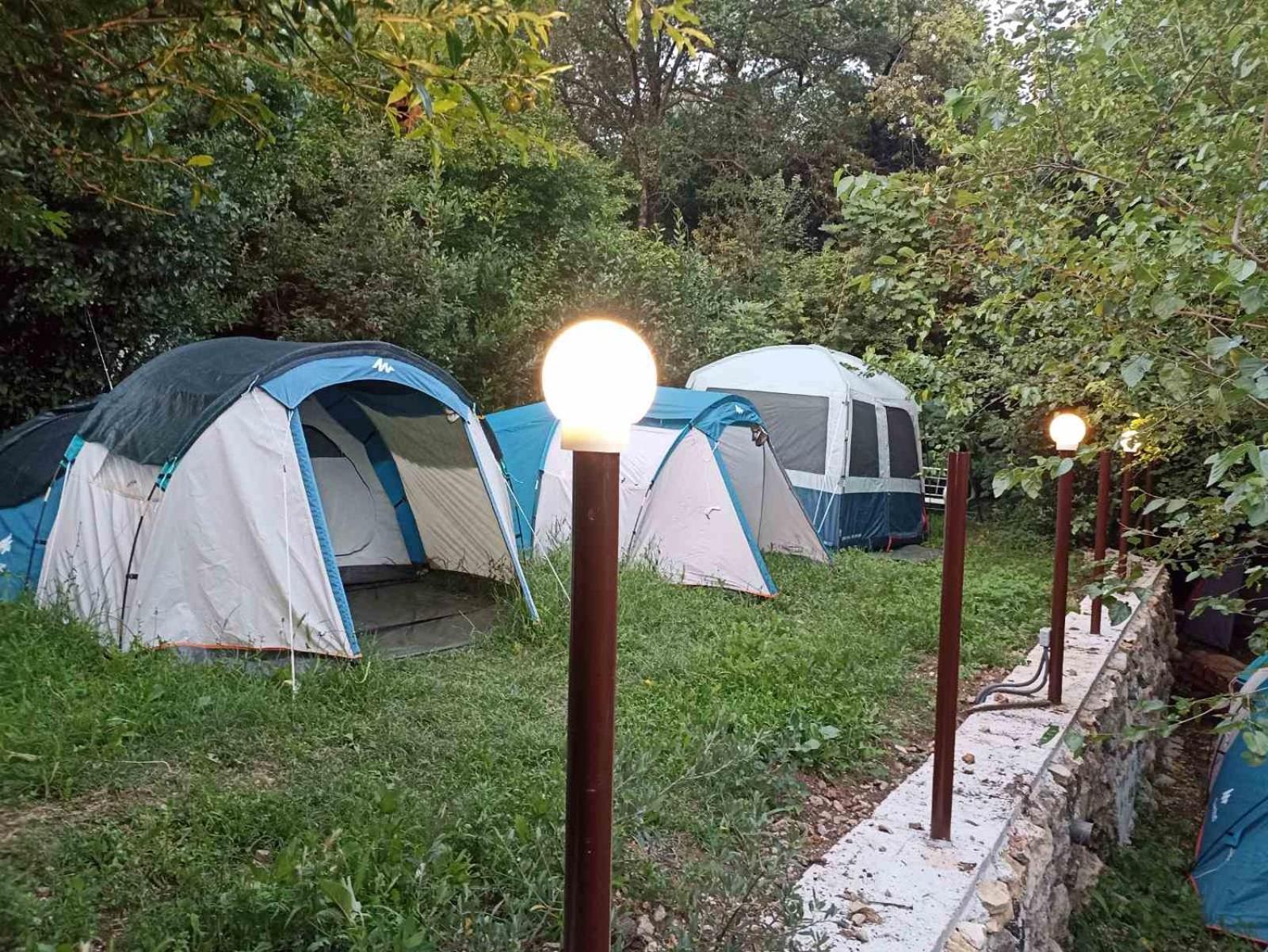 Kamp Seosko Domacinstvo Radman אוהל מפואר